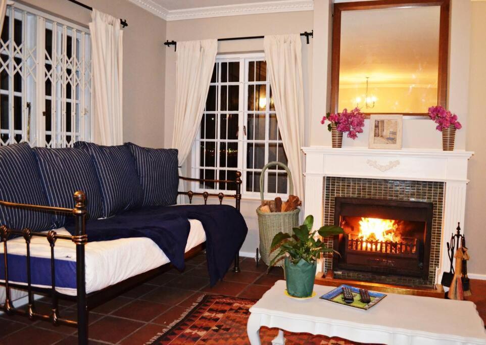 Bougainvillea House - The Heart Of Simonstown Simonʼs Town Buitenkant foto